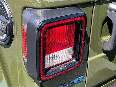 Used 2024 Jeep Wrangler Unlimited w/ Convenience Group AWD/4WD image 20