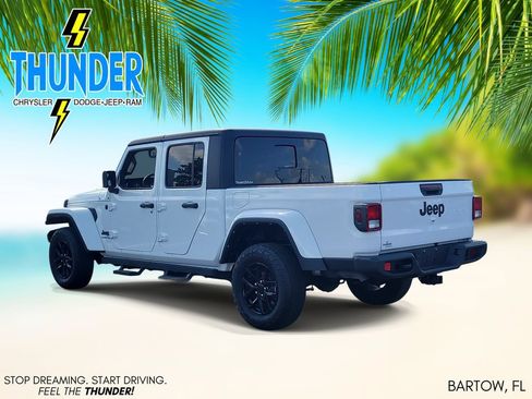 Certified 2022 Jeep Gladiator Sport AWD/4WD image 3