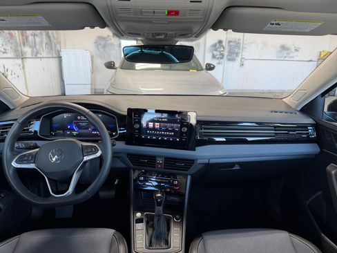 Used 2025 Volkswagen Jetta SE image 32