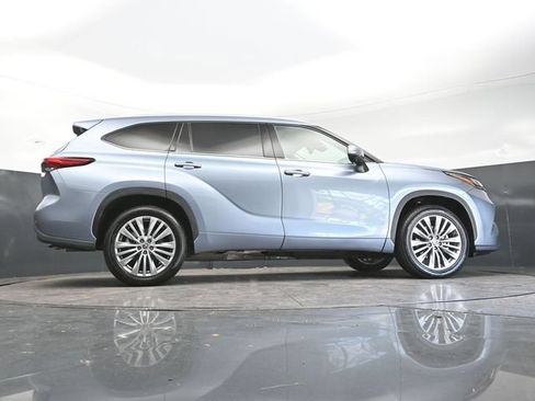 Used 2023 Toyota Highlander Platinum FWD image 30