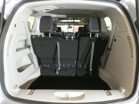 Used 2024 Chrysler Pacifica Limited w/ Trailer Tow Group AWD/4WD image 6