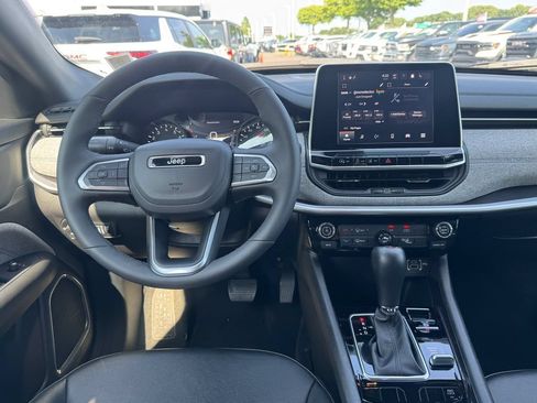 Used 2025 Jeep Compass Latitude AWD/4WD image 13