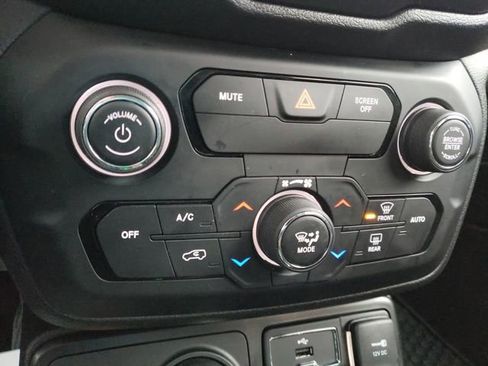 Used 2019 Jeep Renegade Latitude w/ Cold Weather Group image 24