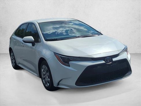 Used 2021 Toyota Corolla LE image 3