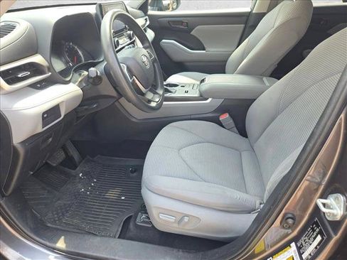 Used 2022 Toyota Highlander L FWD image 16
