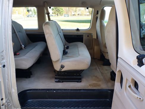 Used 2009 Ford E-350 and Econoline 350 Super Duty Wagon image 20