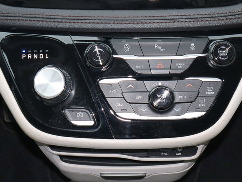 Used 2020 Chrysler Pacifica Limited image 26