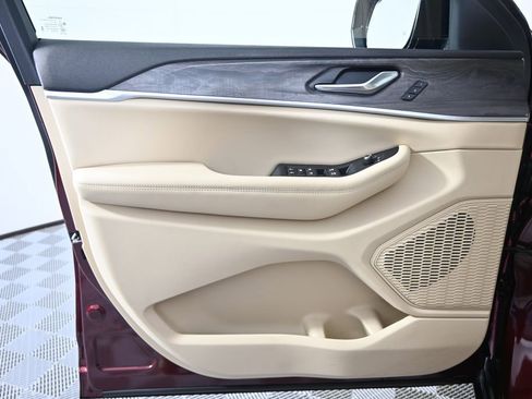 Used 2023 Jeep Grand Cherokee Limited image 18