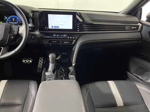 Used 2025 Toyota Camry SE FWD image 15