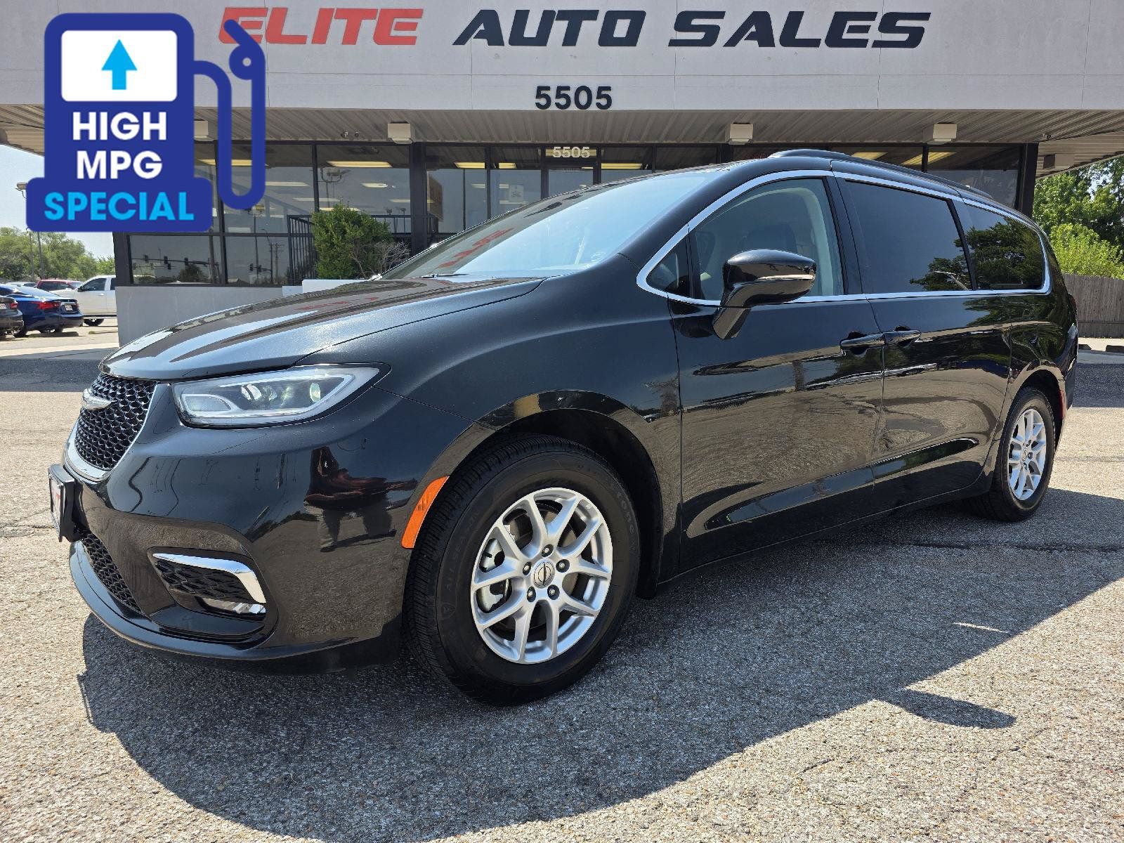 Used 2022 Chrysler Pacifica Touring-L FWD image 1