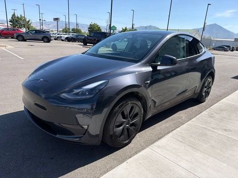 Used 2024 Tesla Model Y Long Range AWD/4WD image 3
