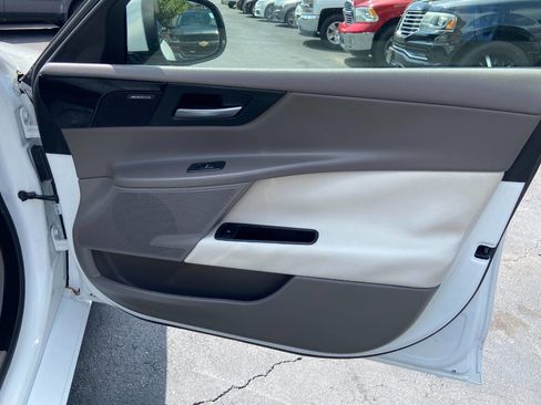 Used 2018 Jaguar XE Premium image 24