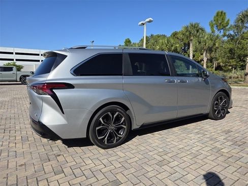 Certified 2025 Toyota Sienna Platinum image 11