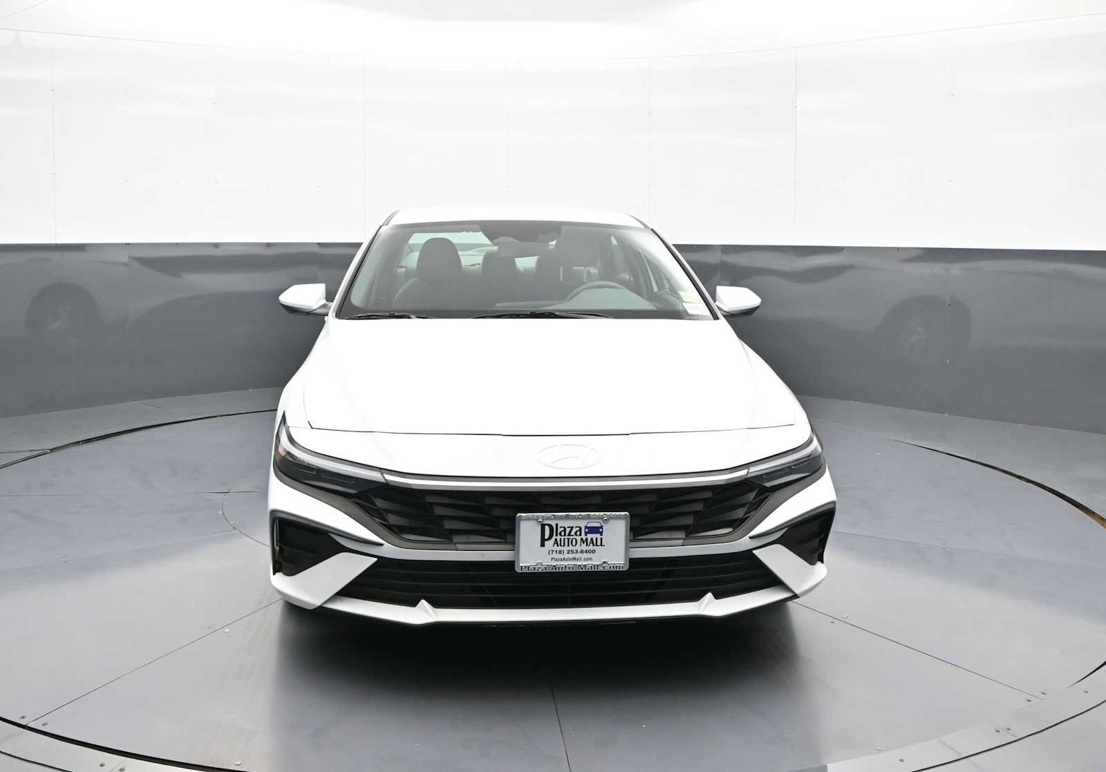 Used 2025 Hyundai Elantra SE FWD image 2