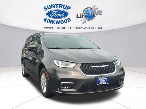 Used 2023 Chrysler Pacifica Touring-L image 1