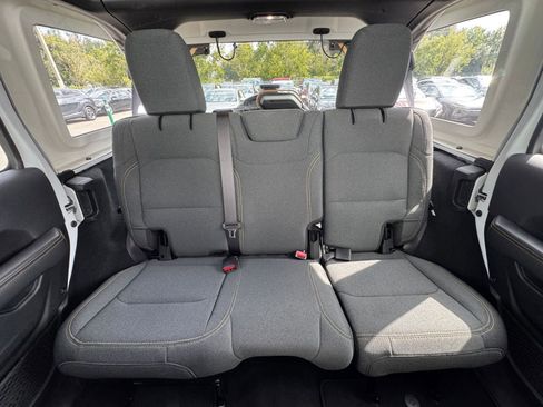 Used 2025 Jeep Wrangler Sahara image 37