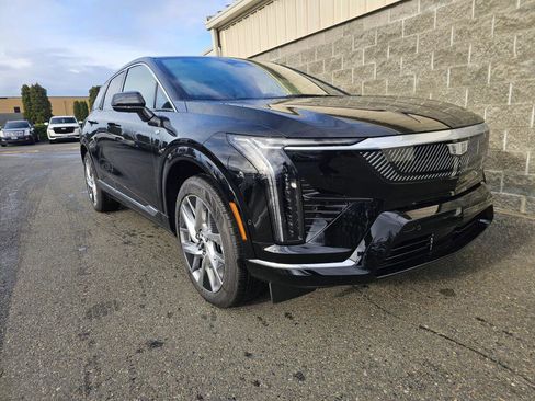 New 2026 Cadillac Optiq Luxury 2 image 14