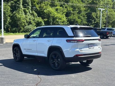 Used 2024 Jeep Grand Cherokee Limited w/ Black Appearance Package AWD/4WD image 4
