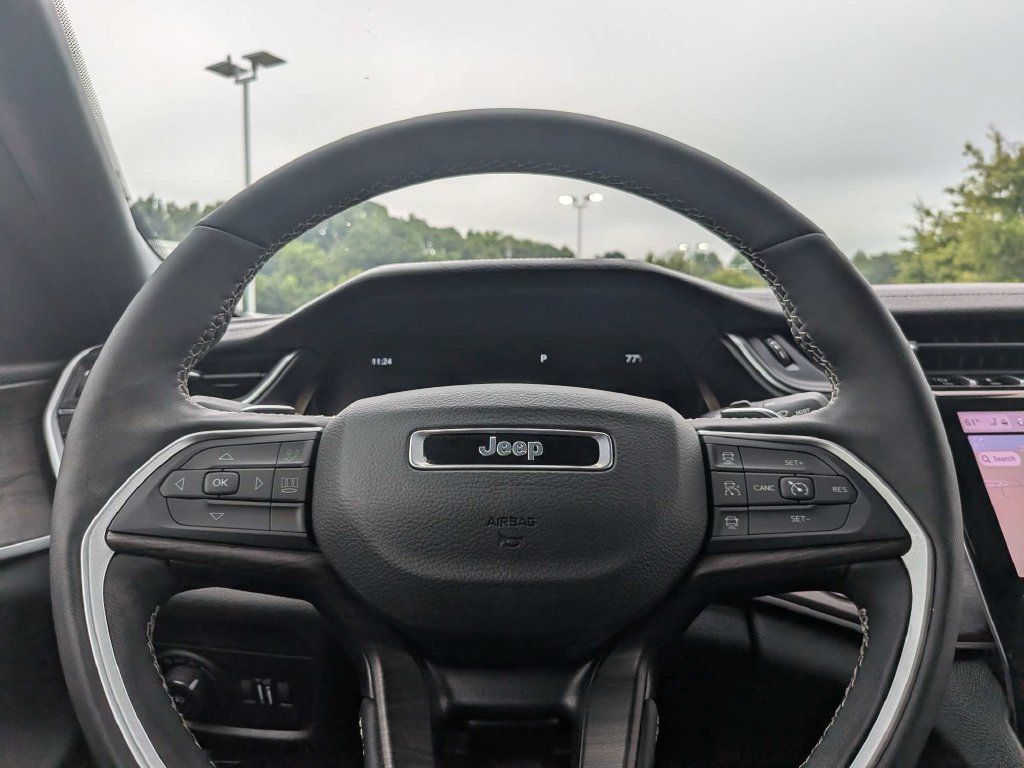 Used 2025 Jeep Grand Cherokee Limited AWD/4WD image 28
