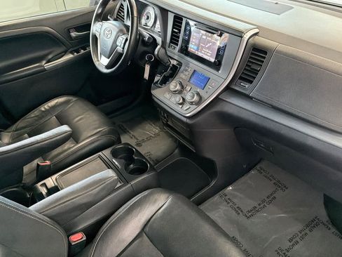 Used 2015 Toyota Sienna SE image 19