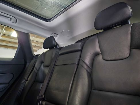 Used 2019 Volvo XC60 T5 Momentum w/ Multimedia Package image 19