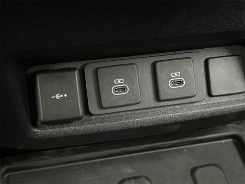 Used 2024 Land Rover Discovery S image 24