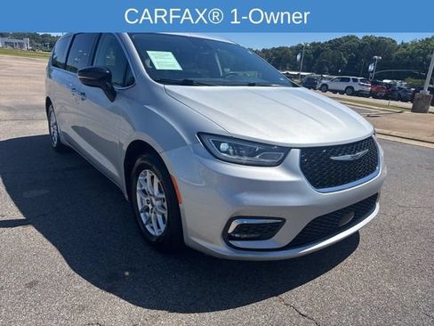 Used 2024 Chrysler Pacifica Touring-L FWD image 2