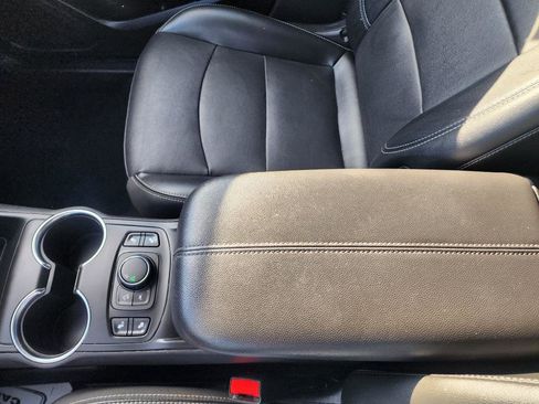 Used 2024 GMC Terrain SLT image 20