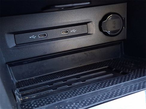 Certified 2025 Volkswagen Taos SE w/ Panoramic Sunroof Package image 24