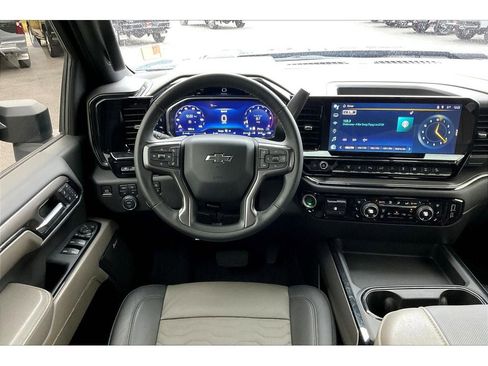 Used 2024 Chevrolet Silverado 2500 ZR2 w/ Technology Package image 5