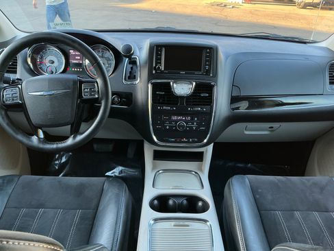 Used 2016 Chrysler Town & Country Limited image 15