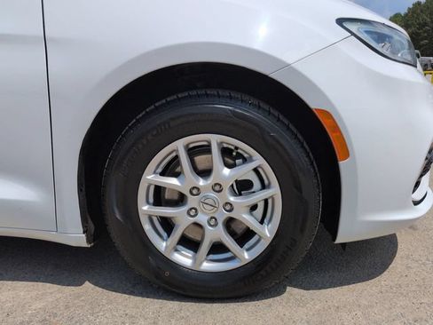 Used 2024 Chrysler Pacifica Touring-L FWD image 12