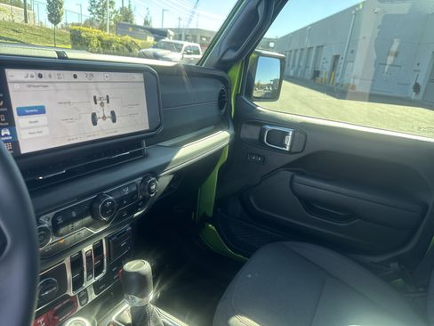 Certified 2025 Jeep Gladiator Rubicon w/ Convenience Group image 29