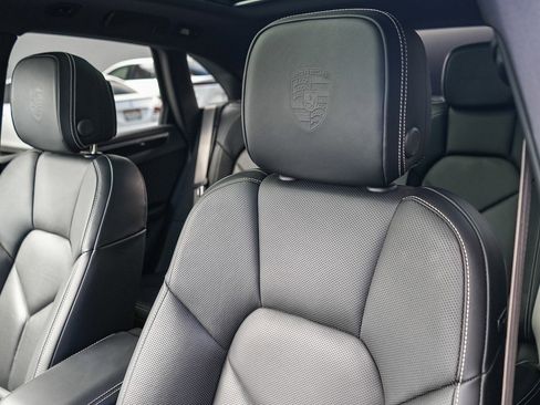 Used 2024 Porsche Macan AWD/4WD image 24