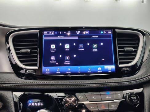 Used 2025 Chrysler Pacifica Select w/ Uconnect Theater Family Group FWD image 5