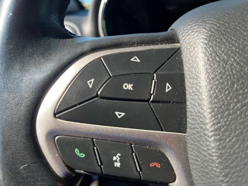 Used 2021 Jeep Grand Cherokee Laredo X image 18