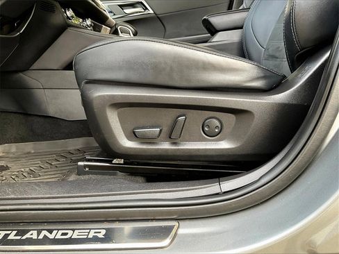 Used 2024 Mitsubishi Outlander SE image 28