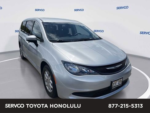 Used 2022 Chrysler Voyager LX image 1