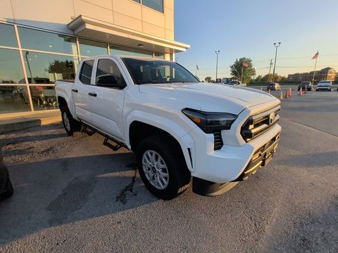 Used 2025 Toyota Tacoma SR AWD/4WD image 2