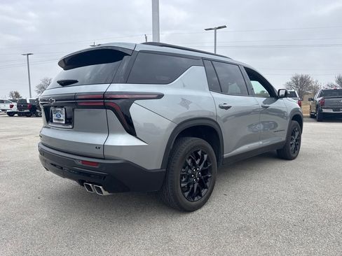 Used 2024 Chevrolet Traverse LT w/ Midnight/Sport Edition image 7