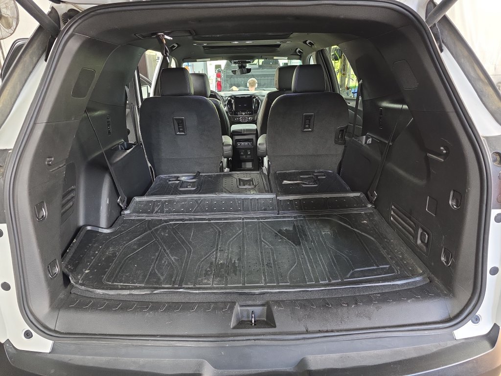 Used 2023 Chevrolet Traverse LT w/ LT Premium Package AWD/4WD image 14