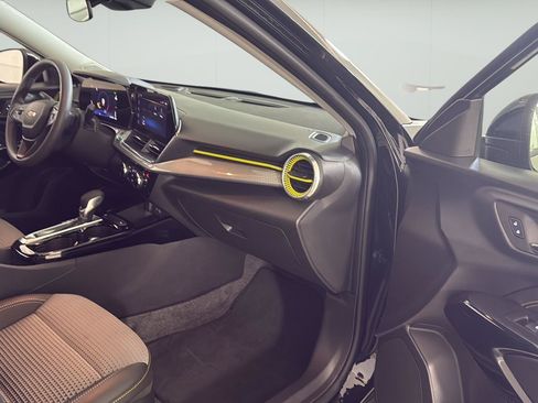 Used 2025 Chevrolet Trax LT FWD image 16