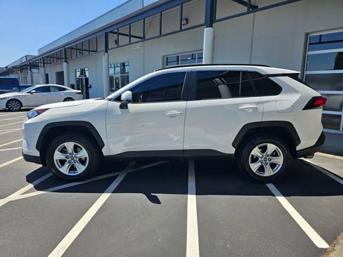 Used 2019 Toyota RAV4 XLE AWD/4WD image 2
