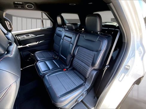 Used 2025 Ford Explorer ST-Line w/ ST-Line Street Pack AWD/4WD image 25