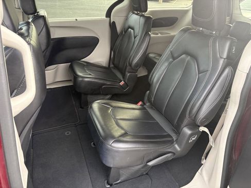 Used 2023 Chrysler Pacifica Touring-L image 15