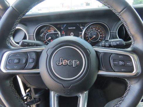Used 2022 Jeep Wrangler Unlimited Sahara w/ Cold Weather Group AWD/4WD image 25