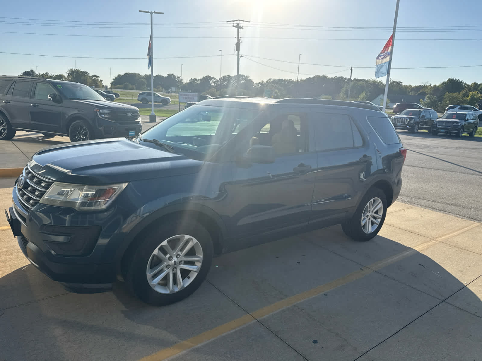 Used 2016 Ford Explorer 4WD image 2