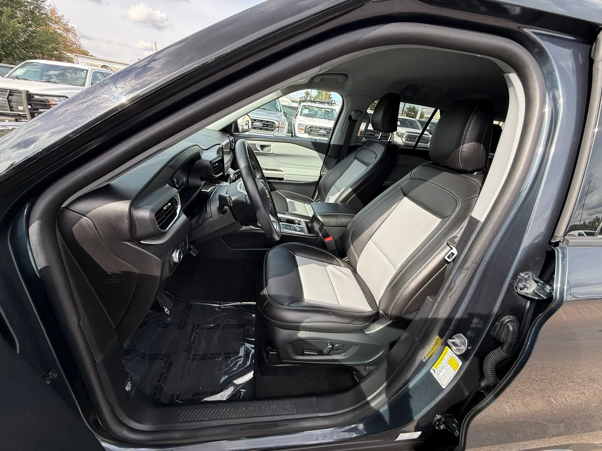 Used 2022 Ford Explorer XLT w/ Equipment Group 202A AWD/4WD image 15