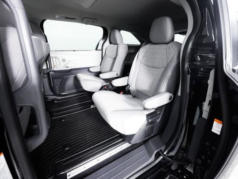 Used 2023 Toyota Sienna LE AWD/4WD image 18