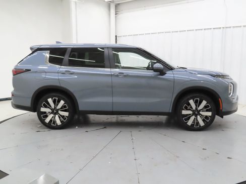 New 2026 Mitsubishi Outlander SE FWD image 2
